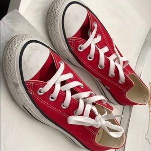 Red converse women’s size 6 men’s size 4.